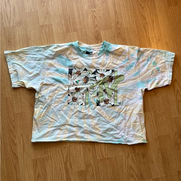 MTV Tops - MTV Graphic Crop Tee